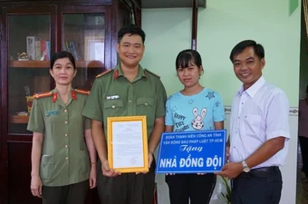 Báo Pháp Luật TP HCM trao Nhà đồng đội tại Trà Vinh