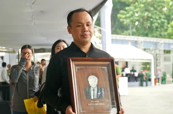 Bức chân dung Tổng Bí thư Nguyễn Phú Trọng bằng ốc xà cừ nổi bật trong dòng người đến viếng