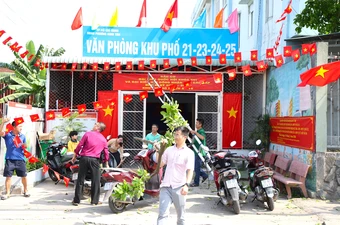 TP.HCM: Các điểm bỏ phiếu rực sắc đỏ, sẵn sàng cho ngày hội lớn