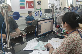 Nhờ người khác làm cha của con trong giấy khai sinh được không?