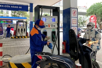 Bộ Tài chính đề xuất giảm thuế để hạ nhiệt giá xăng dầu