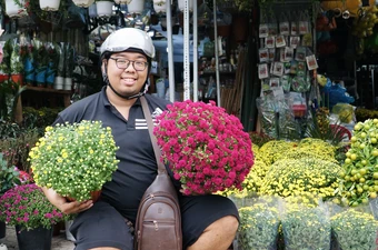 Cúc mâm xôi, thần tài, quất cảnh… ngập tràn phố phường, người dân chọn mua đón Tết sớm