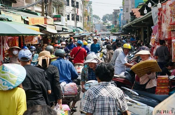 Chợ vàng mã lớn nhất TP.HCM nhộn nhịp trước ngày tiễn ông Táo về trời