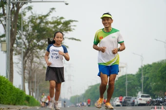 Người đàn ông chạy bộ 25km đến khu đô thị để dạy chạy bộ miễn phí cho trẻ em 