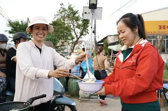 Chủ tiệm gốm sứ ở Bình Dương mở tiệm mì gói 1.000 đồng, ai đến cũng được 