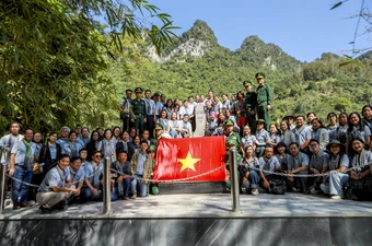 'Chạm' cột mốc 836 (2), chứng kiến lễ chào cờ đặc biệt ở biên giới Cao Bằng