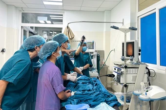 Gắp thành công con đỉa dài hơn 12 cm trong đường thở bé 8 tuổi