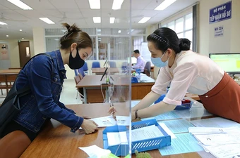 Phải xuất trình thẻ công chứng viên khi hành nghề công chứng