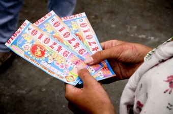 Mượn tiền mua vé số, lúc trúng bạn đòi chia đôi có đúng luật?
