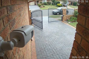 Bị camera an ninh phía hàng xóm chĩa thẳng vào nhà, phải làm sao?