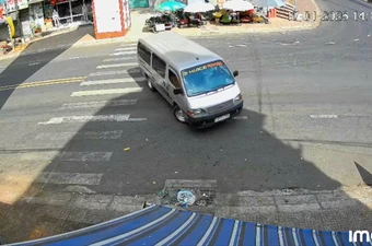 Xe trung chuyển xoay nhiều vòng, gây náo loạn trước cổng chợ ở Lâm Đồng