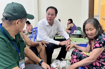 Lãnh đạo MTTQ TP.HCM thăm các gia đình vụ cháy ở hẻm 42 Trần Đình Xu, quận 1