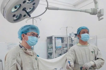 Bóc tách khối u to như trái bưởi cho cô gái trẻ
