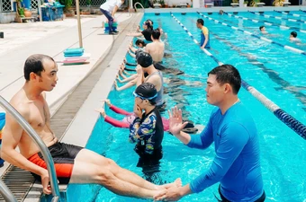 TP.HCM tổ chức dạy bơi miễn phí, người dân rủ nhau đi học 