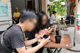 Người trẻ kiệt sức vì lúc nào cũng… online