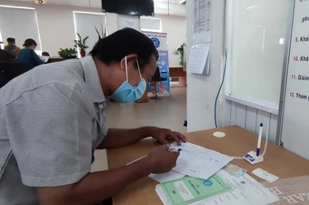 Người dân đến cơ quan BHXH TP.HCM thực hiện các thủ tục liên quan đến BHXH. Ảnh: Nguyễn Hiền