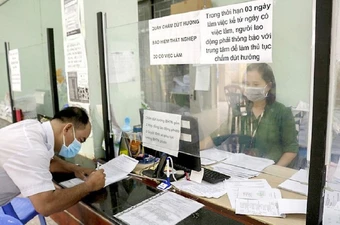 Người dân làm thủ tục hưởng trợ cấp thất nghiệp tại Trung tâm Dịch vụ việc làm TP.HCM. Ảnh: NGUYỆT NHI