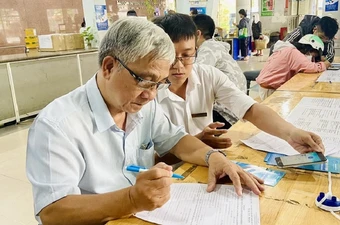 TP.HCM khuyến khích người nhận nhận trả trợ cấp an sinh xã hội không dùng tiền mặt. Ảnh: NH