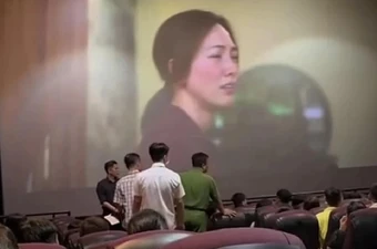Hình ảnh công an vào rạp kiểm tra người xem phim "Mai" được lan truyền trên mạng xã hội. Ảnh: MXH