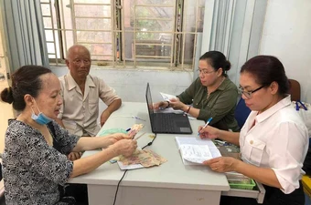 Người dân tại TP.HCM nhận lương hưu hàng tháng. Ảnh: BHXH TP.HCM cung cấp