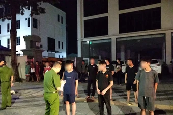 Bàn giao 36 thanh thiếu niên livestream, cổ vũ các nhóm đua xe cho công an phường