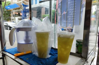 Cẩn trọng nước mía giá rẻ vỉa hè 