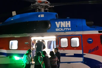 Trực thăng đưa du khách bay xuyên đêm từ đảo Phú Quý vào Bệnh viện Chợ Rẫy cấp cứu