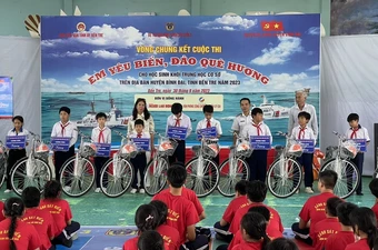 Cảnh sát biển Vùng 3 tặng quà, áo phao cho ngư dân Bến Tre