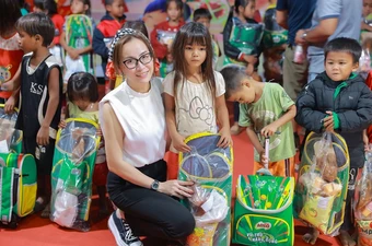 Quà trung thu, sinh kế làm ăn đến bà con Ma Coong trên dãy Trường Sơn