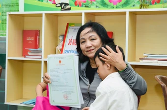 Những tờ giấy khai sinh mở cánh cửa tương lai cho từng phận người thiệt thòi