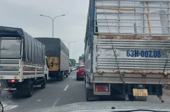 Đang kẹt xe nghiêm trọng trên Quốc lộ 1, đoạn qua tỉnh Tiền Giang