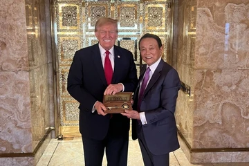 Ông Trump gặp cựu thủ tướng Nhật tại cao ốc Trump Tower