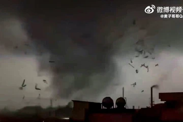 VIDEO: Kinh hoàng lốc xoáy như tận thế, thương vong gần 40 người 