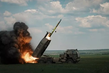 Quân đội Ukraine phóng rocket từ bệ phóng HIMARS hướng tới TP Bakhmut (tỉnh Donetsk) hồi năm 2023. Ảnh: GETTY IMAGES