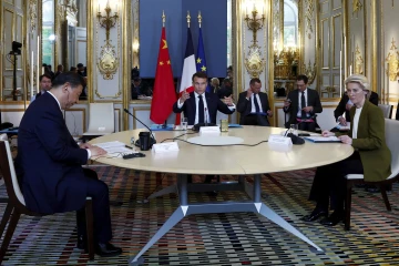 Ảnh: Ông Tập hội đàm cùng ông Macron và Chủ tịch Ủy ban châu Âu