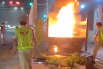 Vi phạm nồng độ cồn, người đàn ông đốt xe máy trên ô tô của CSGT Đồng Nai