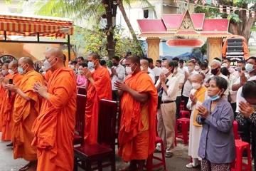 Ý nghĩa nghi lễ đắp núi cát, tắm Phật trong Tết Chôl Chnăm Thmây