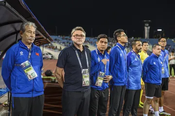 Bóng đá Việt Nam gặp khó 