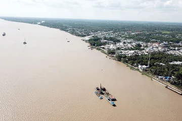 Sông Hậu, đoạn qua thủy phận tỉnh Vĩnh Long.
