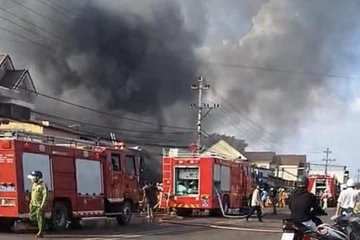 Cháy dữ dội 1 quán tạp hóa ở Đắk Lắk 