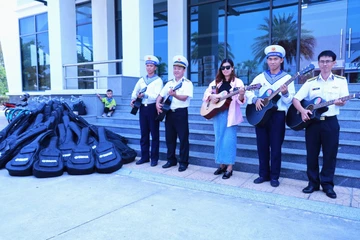 Người Việt ở châu Âu tặng đàn guitar cho Trường Sa