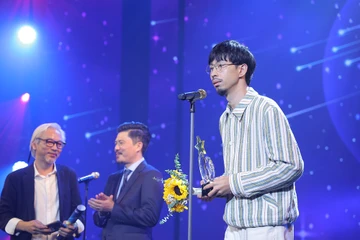 Đen Vâu giành cú đúp, Hòa Minzy là 'Nữ nghệ sĩ của năm' tại trao Giải Cống hiến