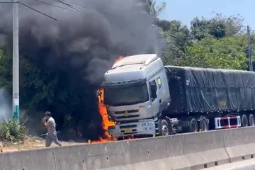 Khánh Hòa: Xe đầu kéo đang chạy trên Quốc lộ thì bốc cháy