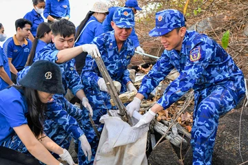Vùng Cảnh sát biển 4 tổ chức nhiều hoạt động ý nghĩa đồng hành với ngư dân