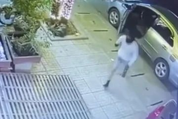 Camera ghi cảnh kẻ cướp đi ô tô bịt mặt lao vào cướp tiệm vàng trong đêm