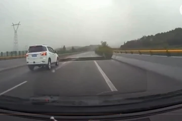 VIDEO: Ô tô đang chạy ngon trớn thì nhào đầu xuống kênh vì... cầu sập