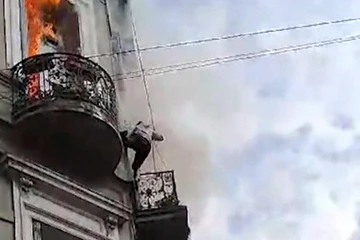 VIDEO: Thót tim cảnh người phụ nữ đu dây thoát khỏi đám cháy 