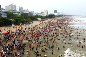 Du lịch lễ 30-4: Biển Sầm Sơn tấp nập, Phú Quốc khách cầm chừng