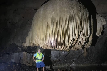 Chiêm ngưỡng hang động mới dài 2km vừa được phát hiện ở Quảng Bình