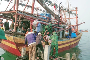 Hình ảnh những ngư dân gặp nạn thoát ‘cửa tử thần’ trở về